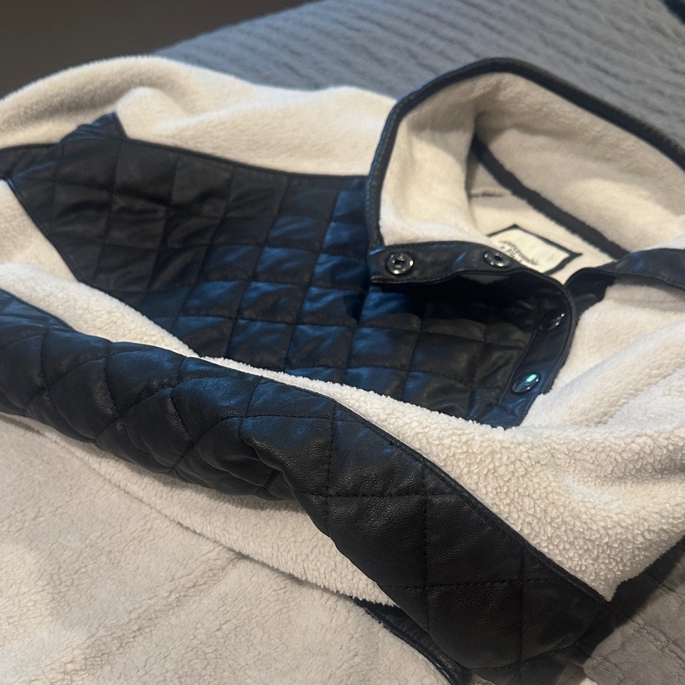 Abercrombie White and Black Quilted Pullover - Picture 3 of 3